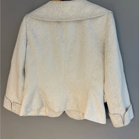 Tahari Ivory Textured Cropped Jacket with Wide Shawl Collar - Picture 3 of 9